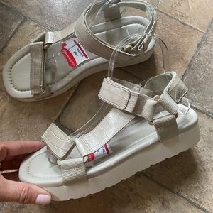 Vince Carver Velcro Sandals Gray Leather Sz 7 New